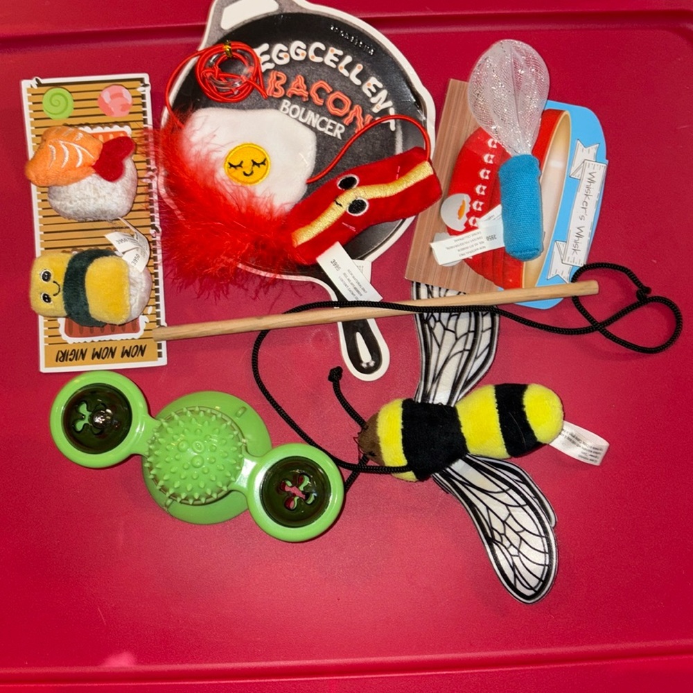 5 Cat toy bundle.. 3 unopened Meowbox toys.  Barely Used Windmill and Bee toy.